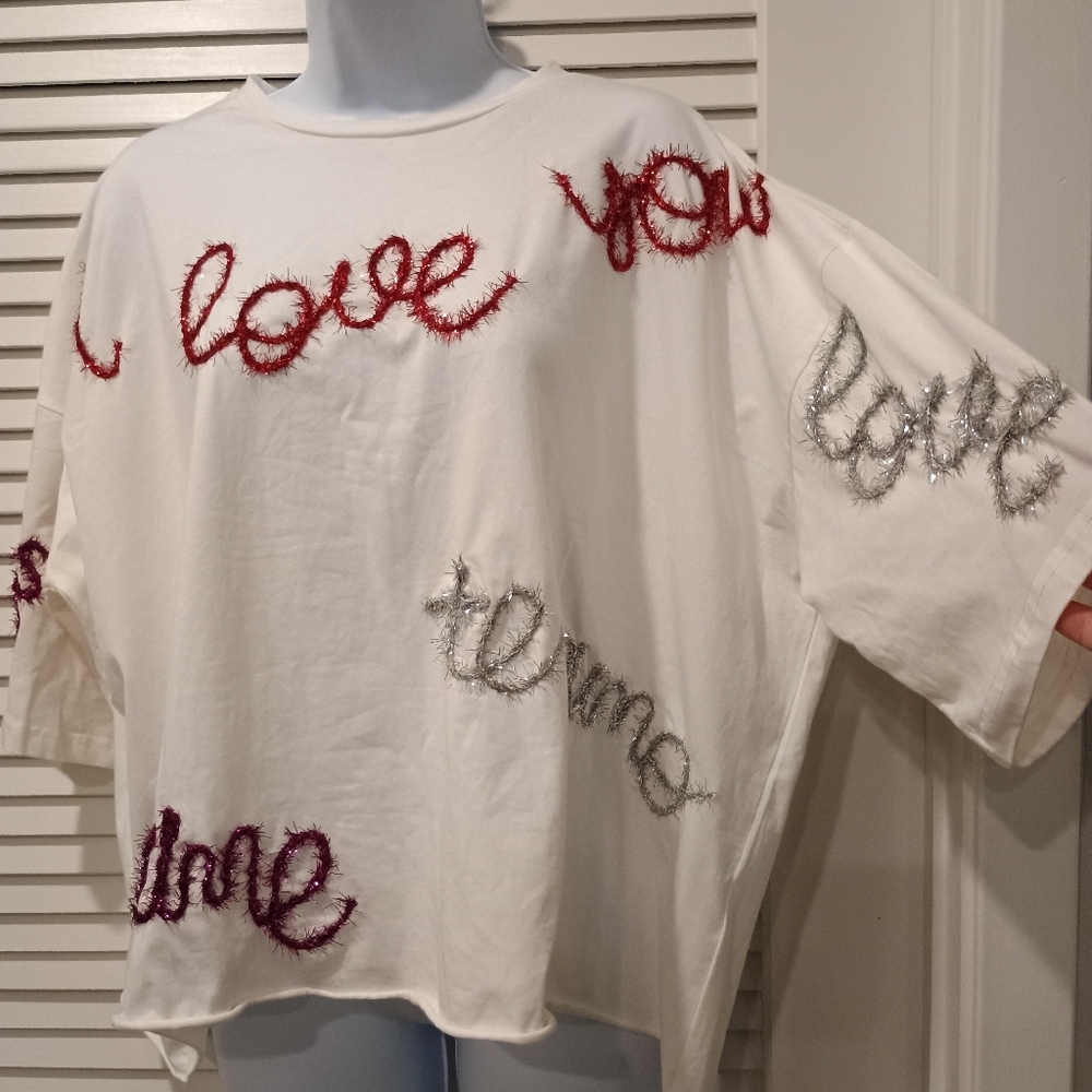 Grace & Emma White T-Shirt with Garland Ribbon Text Size Large
